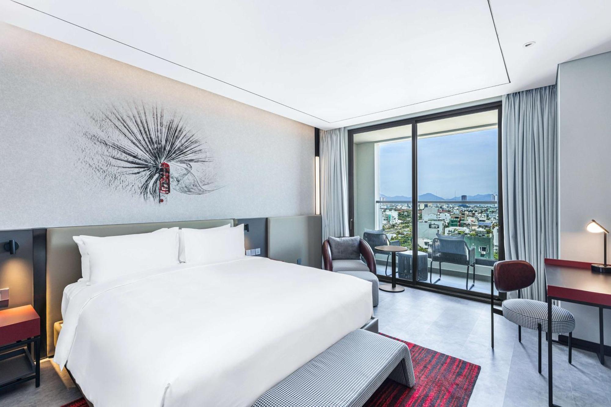 Khách sạn Radisson Red
