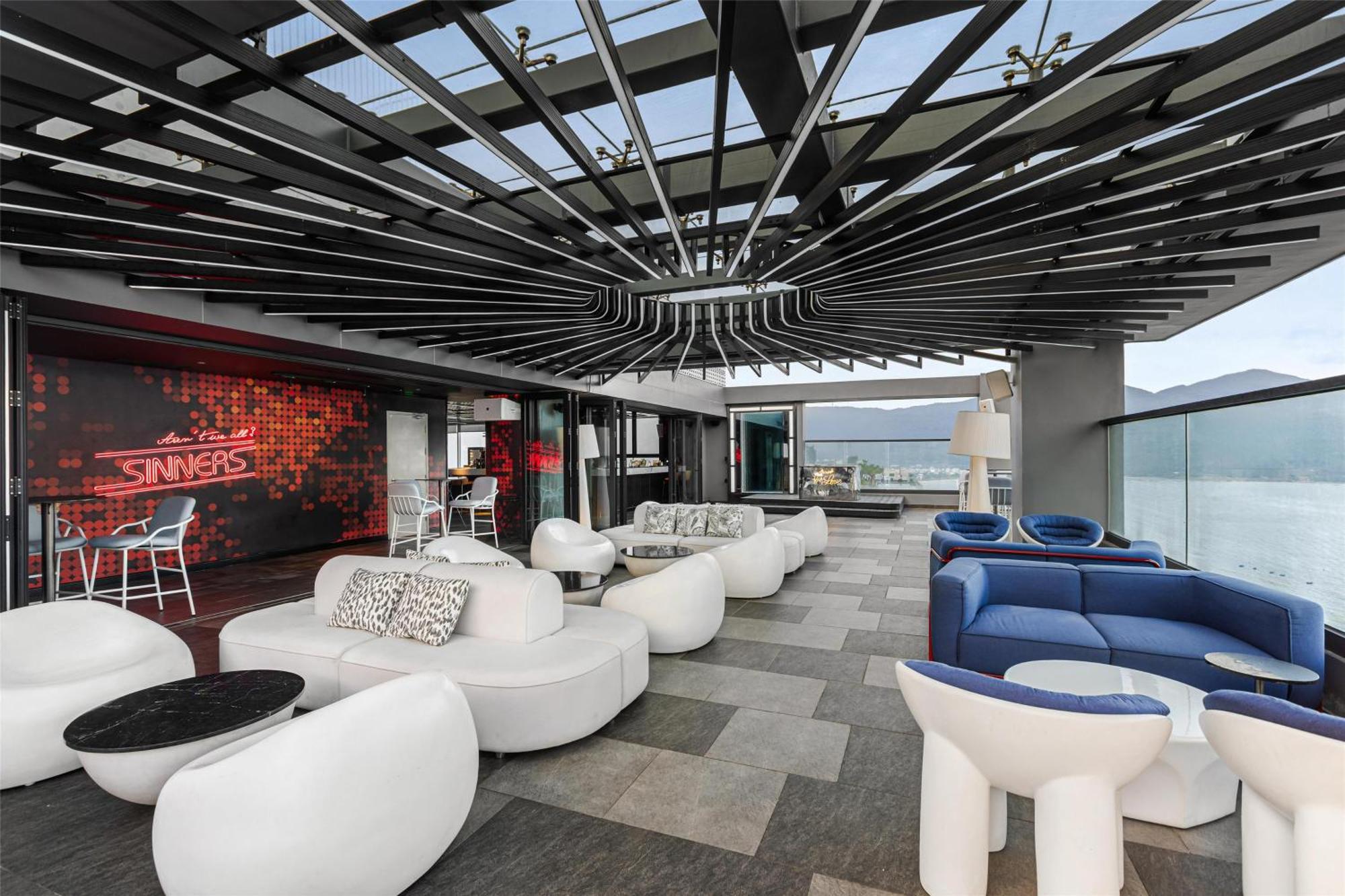 Khách sạn Radisson Red 5*